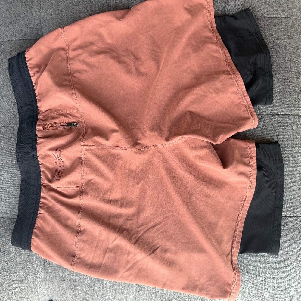 Vuori Kore Shorts – Men's Medium (Orange)